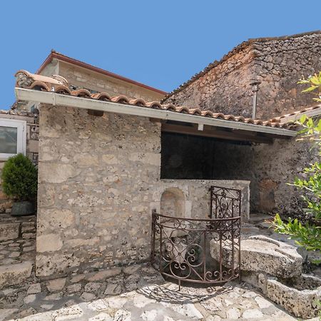 Villa Callisto- Elegant Restored Villa With Pool Gyri Bagian luar foto