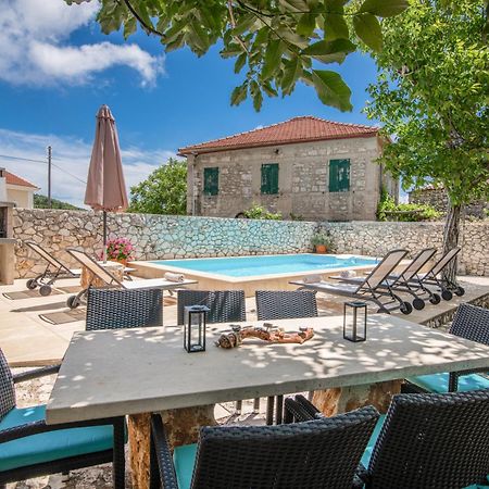 Villa Callisto- Elegant Restored Villa With Pool Gyri Bagian luar foto