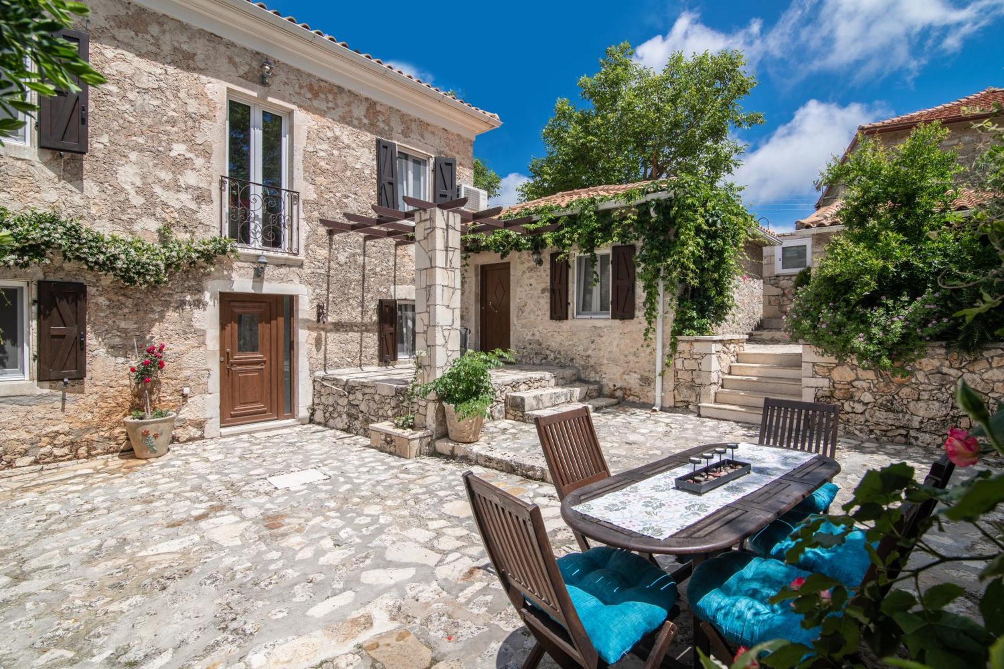 Villa Callisto- Elegant Restored Villa With Pool Gyri Bagian luar foto
