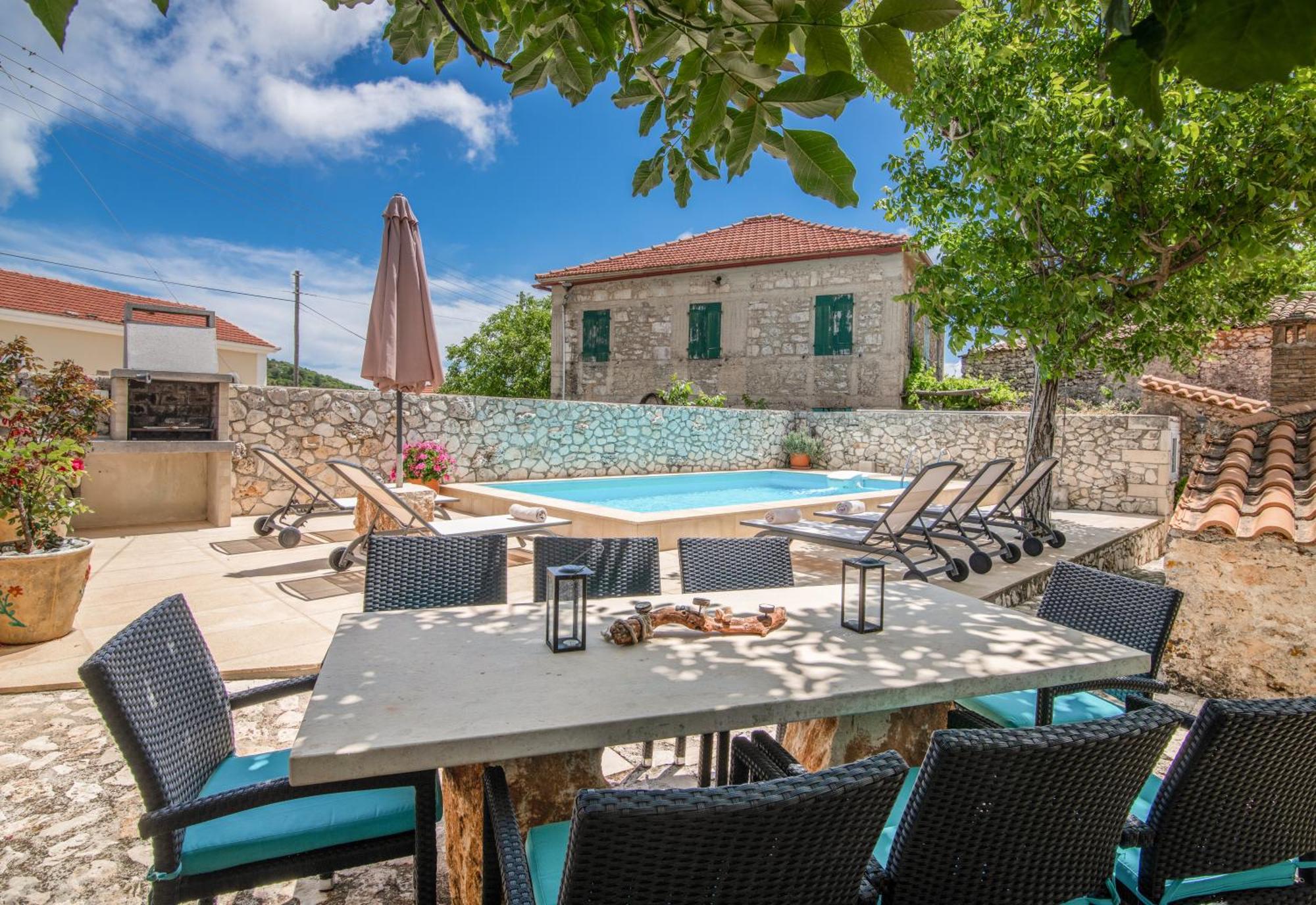 Villa Callisto- Elegant Restored Villa With Pool Gyri Bagian luar foto