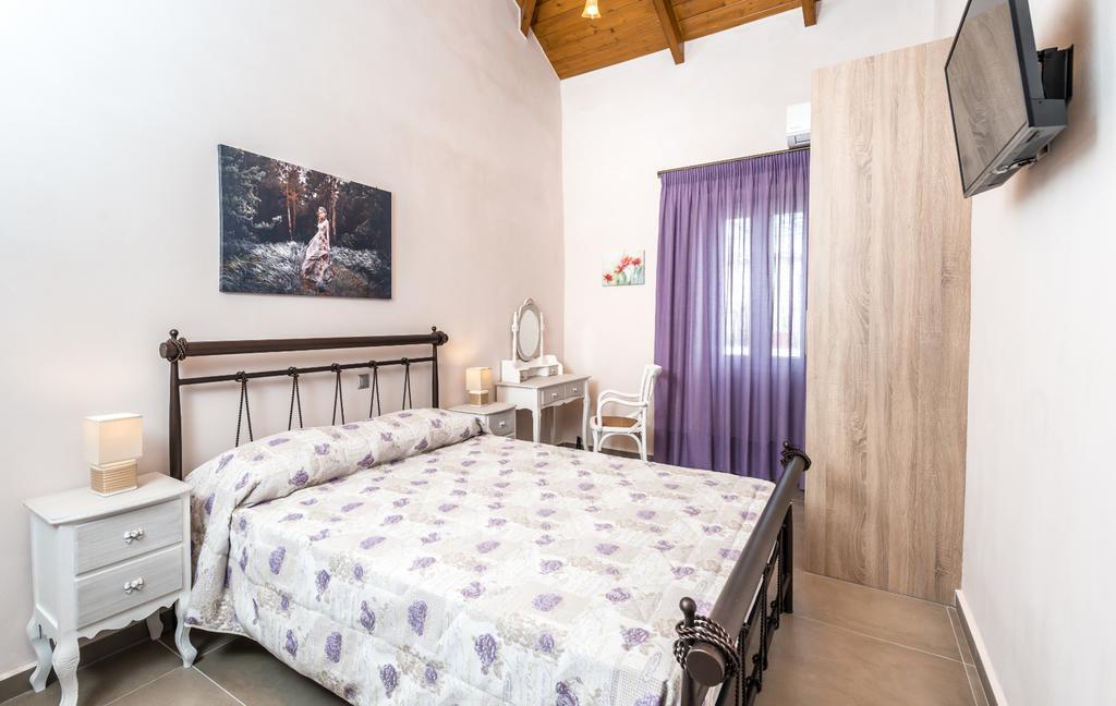 Villa Callisto- Elegant Restored Villa With Pool Gyri Bagian luar foto