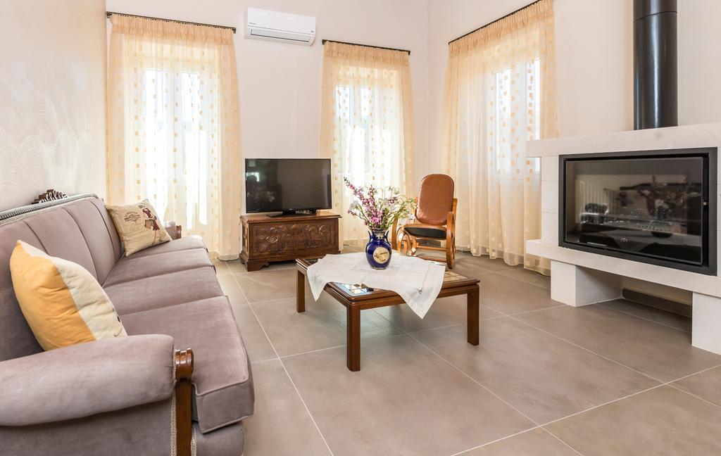 Villa Callisto- Elegant Restored Villa With Pool Gyri Bagian luar foto