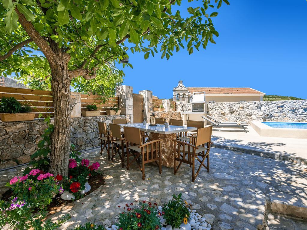 Villa Callisto- Elegant Restored Villa With Pool Gyri Bagian luar foto