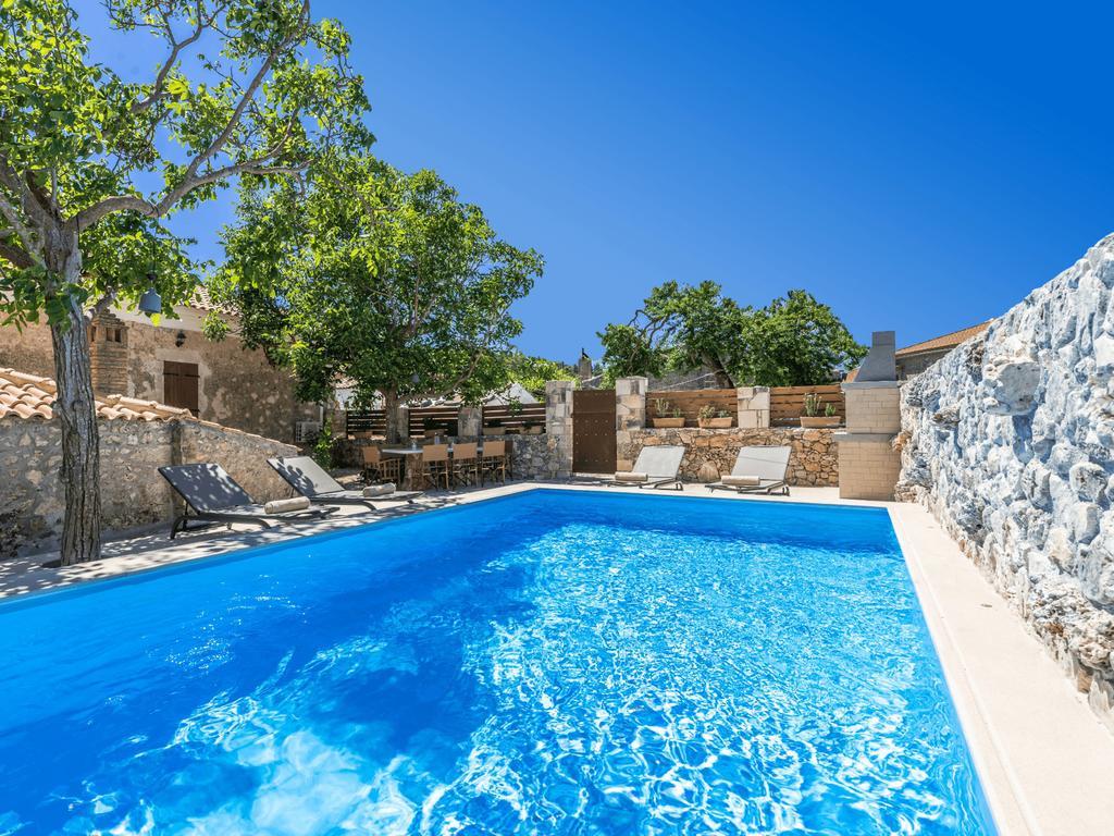 Villa Callisto- Elegant Restored Villa With Pool Gyri Bagian luar foto