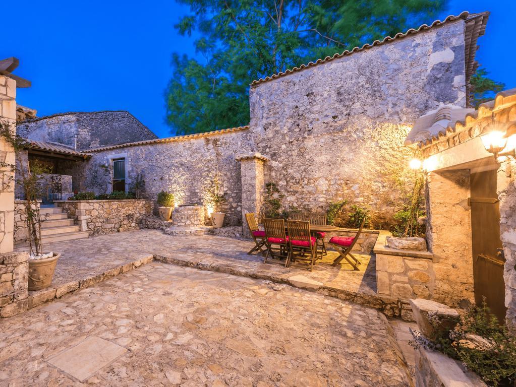 Villa Callisto- Elegant Restored Villa With Pool Gyri Bagian luar foto