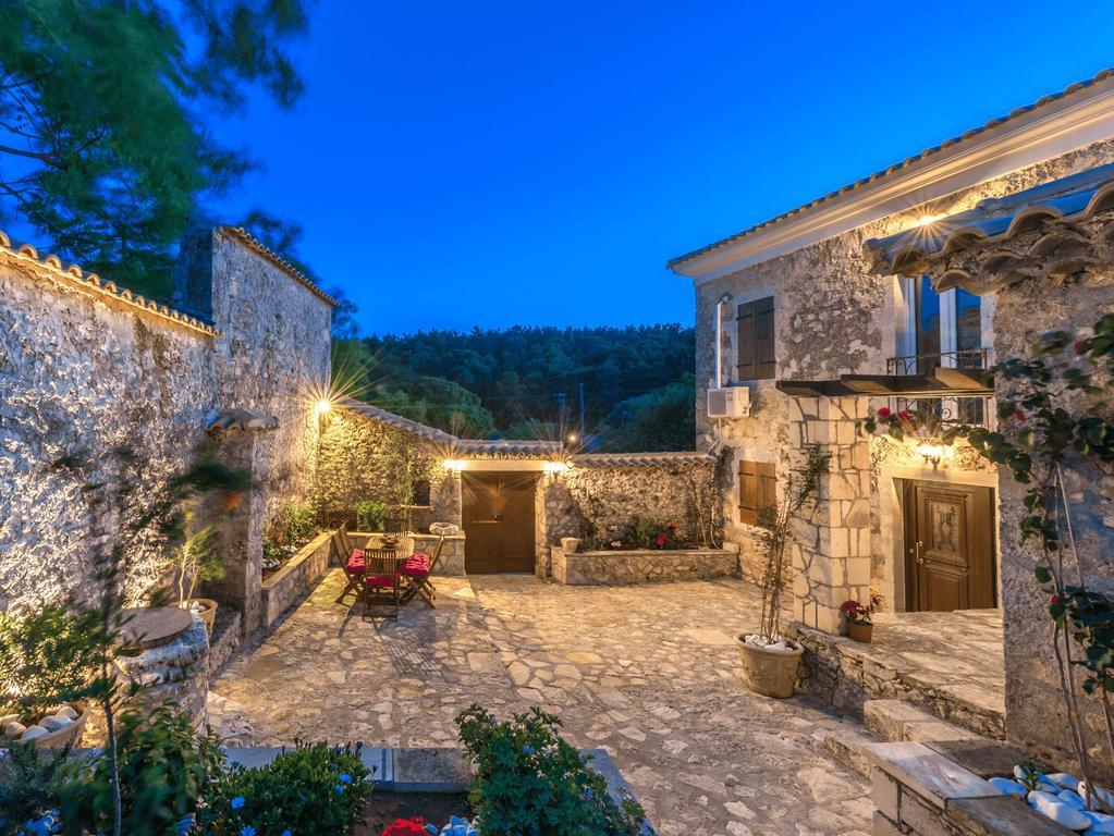 Villa Callisto- Elegant Restored Villa With Pool Gyri Bagian luar foto