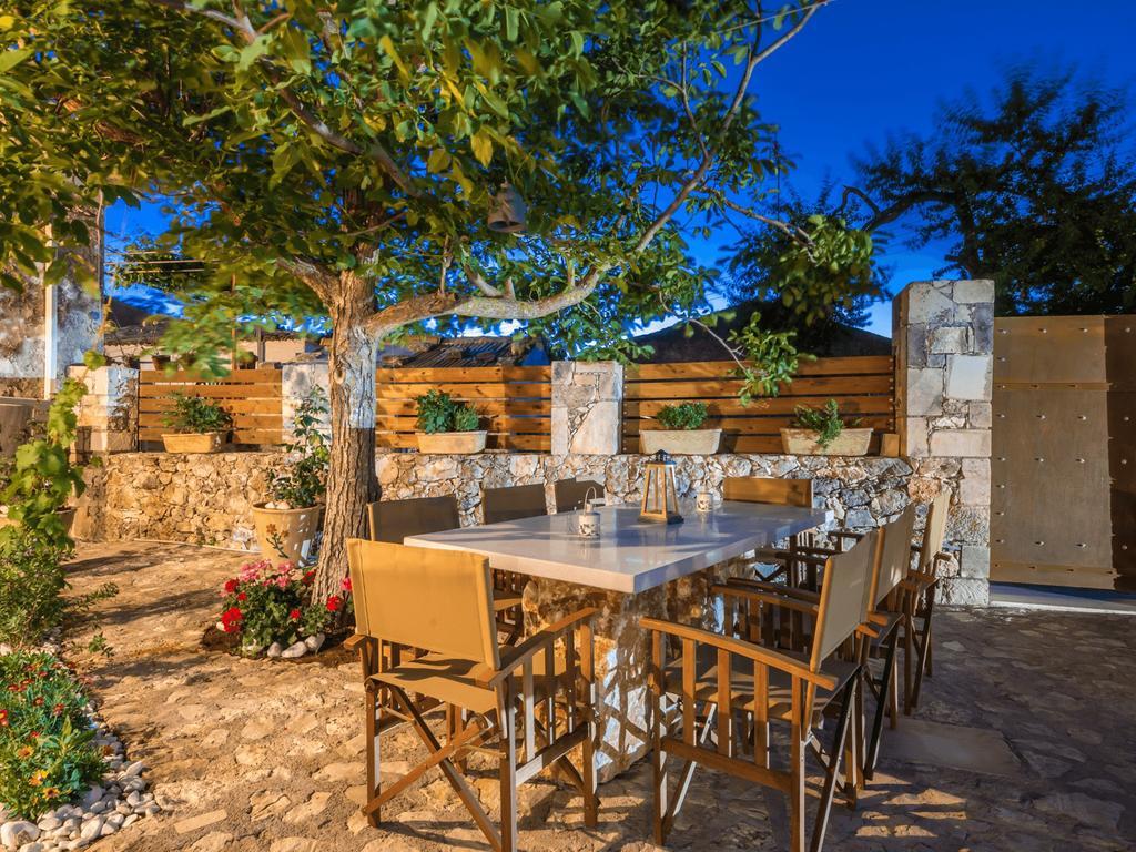 Villa Callisto- Elegant Restored Villa With Pool Gyri Bagian luar foto