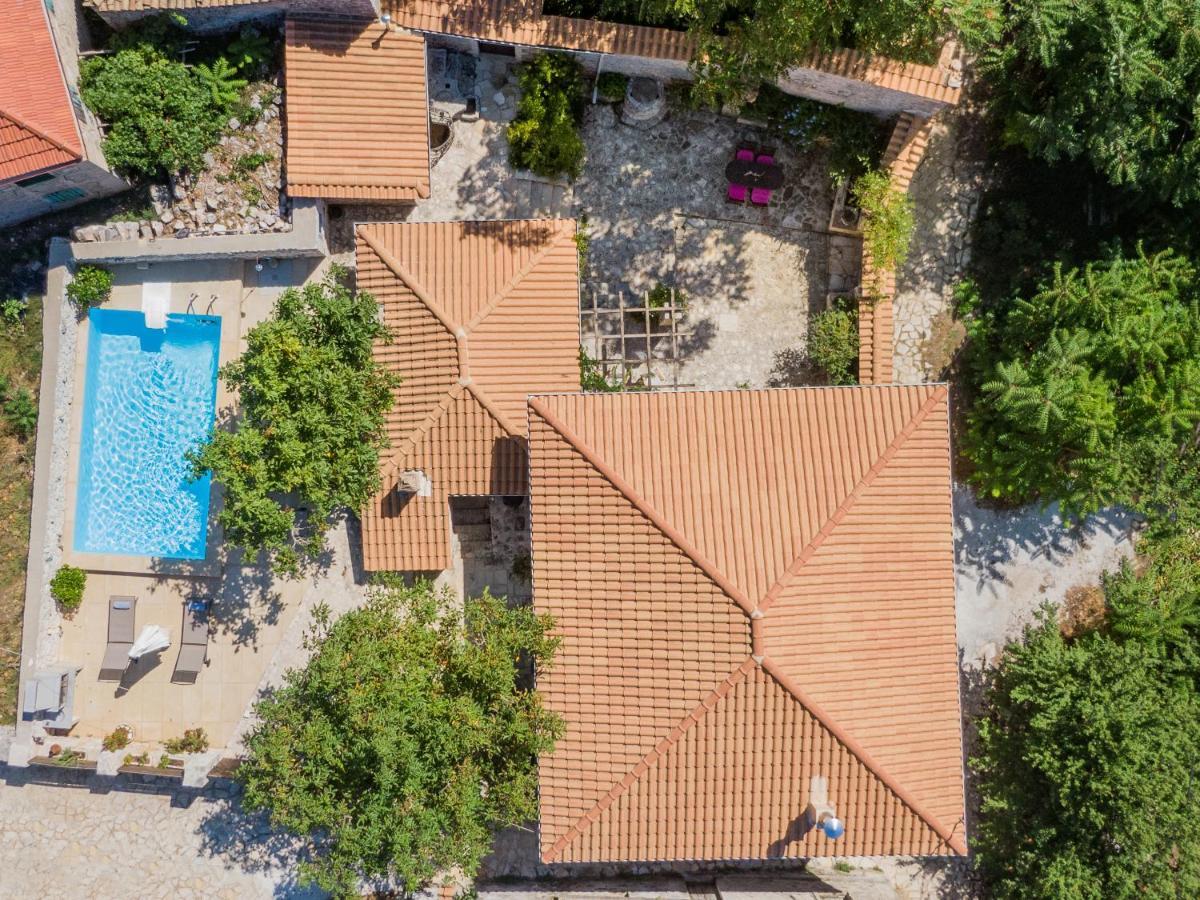 Villa Callisto- Elegant Restored Villa With Pool Gyri Bagian luar foto