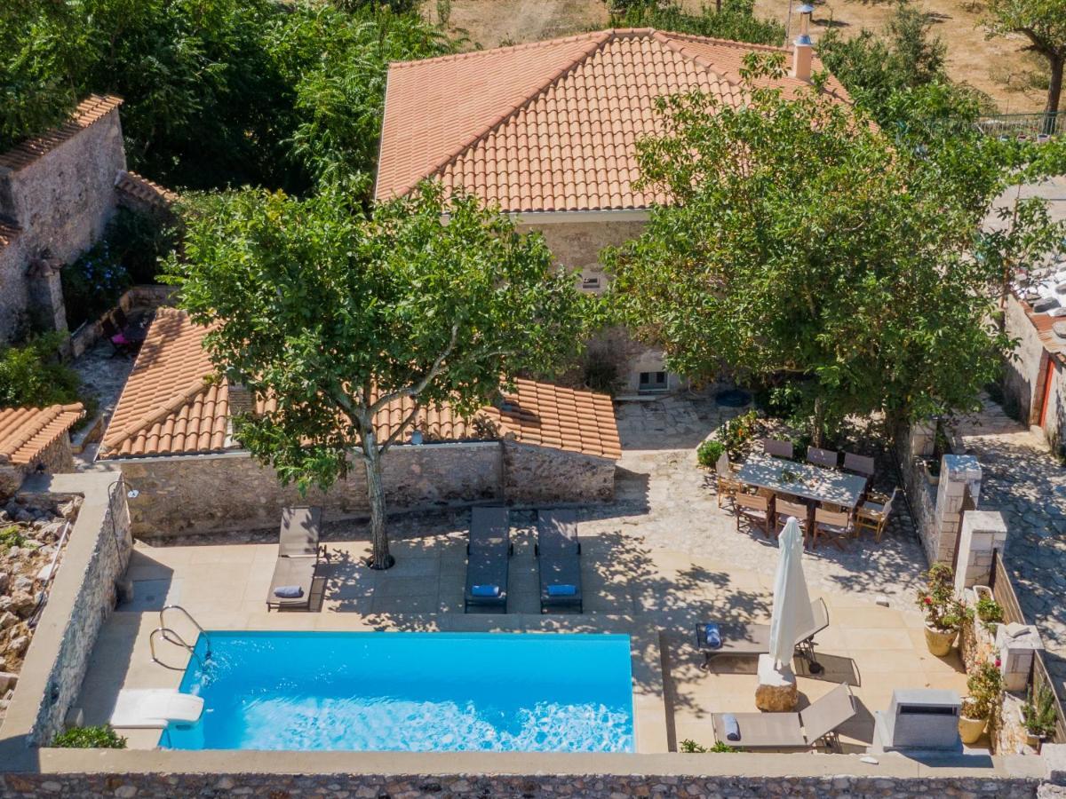 Villa Callisto- Elegant Restored Villa With Pool Gyri Bagian luar foto